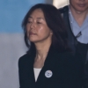 [서울포토] 서류 들고 법정으로 향하는 조윤선