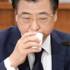 [서울포토] ‘목이 바짝 타네’… 인사청문회의 서훈 국정원장 후보자