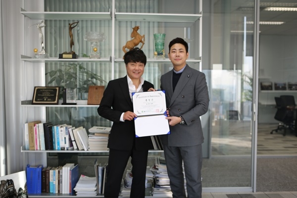 국제구호기관 W-재단은 지난 26일, 트루벤인베스트먼트 홍경근 회장이 W-재단의 총재로 취임했다고 밝혔다. W-재단은 세계 각국의 정부기관, 기업, 단체 등과 파트너십을 맺고 세계자연보전 프로젝트와 기후난민 구호사업을 실시하고 있다.