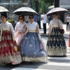 [서울포토] ‘자외선 주의보’… 한복에 선글라스와 양산의 조화