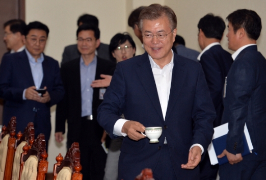 [서울포토] 문재인 대통령 ‘오늘도 커피는 셀프’