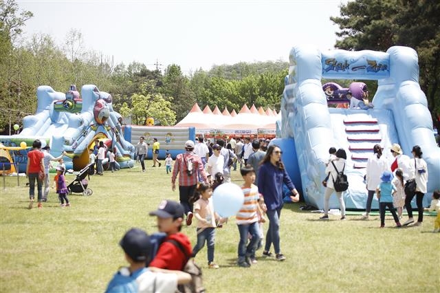 어린이날을 맞아 서울 강동구 두산연강원에 마련된 다양한 놀이공간에서 두산 임직원 가족들이 즐거운 시간을 보내고 있다. 두산 제공