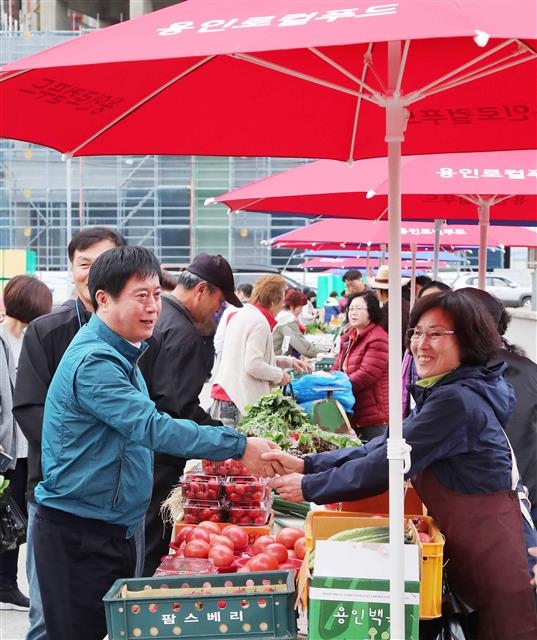 정 시장이 재래시장을 찾아 상인들을 격려하고 있다. 용인시 제공