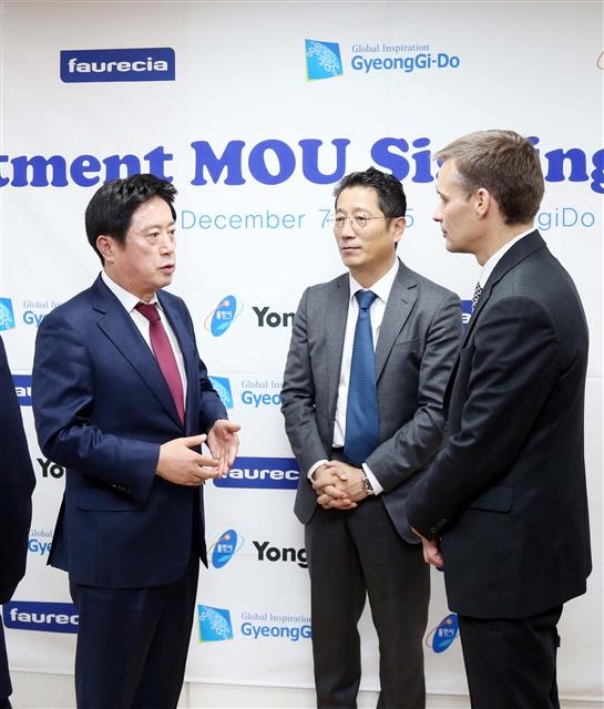 정 시장(왼쪽)이 프랑스 포레시아 그룹과의 투자 유치 협약식에 앞서 그룹 관계자와 대화를 나누고 있다.  용인시 제공