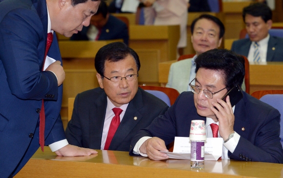 자유한국당 정우택 당대표권한대행 겸 원내대표가 29일 오후 국회 의원회관에서 열린 의원총회에서 이현재 정책위의장(왼쪽), 박맹우 사무총장(오른쪽) 등 의원들과 함께 총리인준안 처리에 관한 회의를 진행하고 있다. 2017.05.29.     이종원 선임기자 jongwon@seoul.co.kr