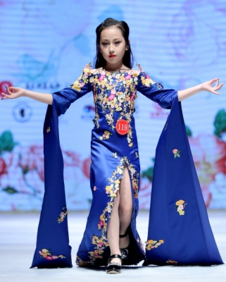 29일(현지시간) 중국 산동 지방 칭다오(靑島)에서 열린 ‘어린이 모델 콘테스트’ 중 참가 어린이가 패션 작품을 선보이고 있다. 신화 연합뉴스