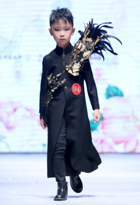 29일(현지시간) 중국 산동 지방 칭다오(靑島)에서 열린 ‘어린이 모델 콘테스트’ 중 참가 어린이가 패션 작품을 선보이고 있다. 신화 연합뉴스