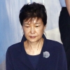 박근혜 전 대통령, 재판 중 꾸벅꾸벅 졸아…지지자에겐 미소