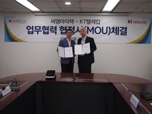 EF-45는 지난 해 10월, 씨엠아이텍이 출시한 홍채인식기로 세계 최초로 홍채 인식과 얼굴 인식이 동시에 가능한 쿼드코어 기반의 터치 LCD를 적용해 주목 받았다. 또한 세계 최초로 자체 자동 Tilting 방식의 카메라를 통해 사용자를 인식하고 사용자에 따라 높낮이 조절이 가능하도록 하는 등 사용자 편의성을 높인 제품이다.