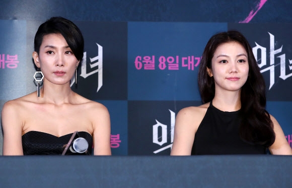 30일 영화 ‘악녀’ 언론시사회에 참석한 배우 김서형(왼쪽)과 김옥빈. 연합뉴스