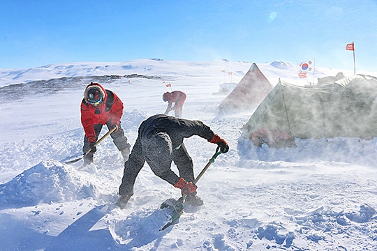 북빅토리아랜드 지질 탐사대원들이 눈발을 맞으며 캠프를 설치하고 있다.