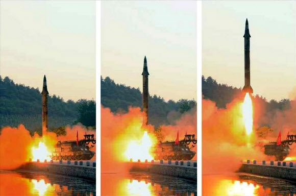 30일 노동신문이 보도한 북한의 탄도미사일 시험발사 모습. 연합뉴스