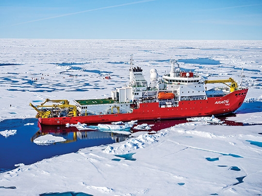 북극해를 탐사 중인 쇄빙연구선 아라온호