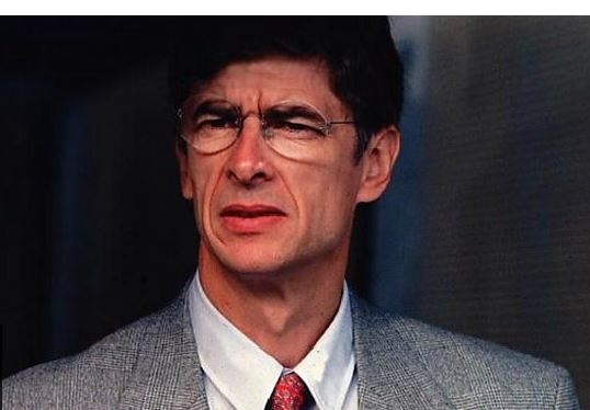 그에게도 이런 시절이 있었다. 아르센 벵거 아스널 감독이 30일 구단주와의 만남에서 2년 더 지휘봉을 잡기로 합의했다고 BBC가 전했다. 사진은 1996년 처음 아스널 지휘봉을 잡았을 때의 모습. BBC 동영상 캡처 