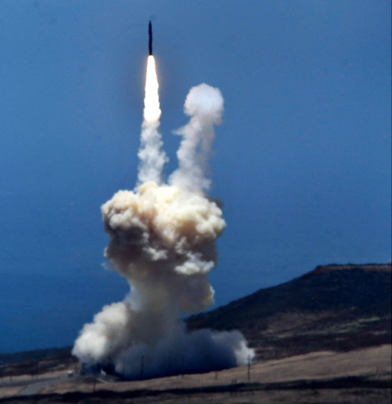 미 국방부는 30일(현지시간) 성명에서 미 본토에 대한 대륙간탄도미사일(ICBM) 공격을 가정한 요격시험을 실시했으며, 태평양 상공에서 가상의 이 ICBM을 격추했다고 밝혔다.