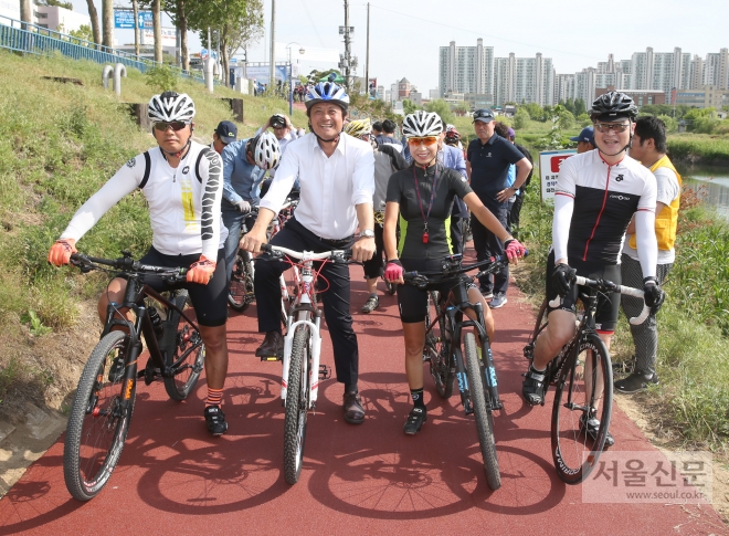 김만수(왼쪽 두 번째) 부천시장을 비롯한 참석자들이 자전거 라이딩을 하고 있다. 부천시 제공 