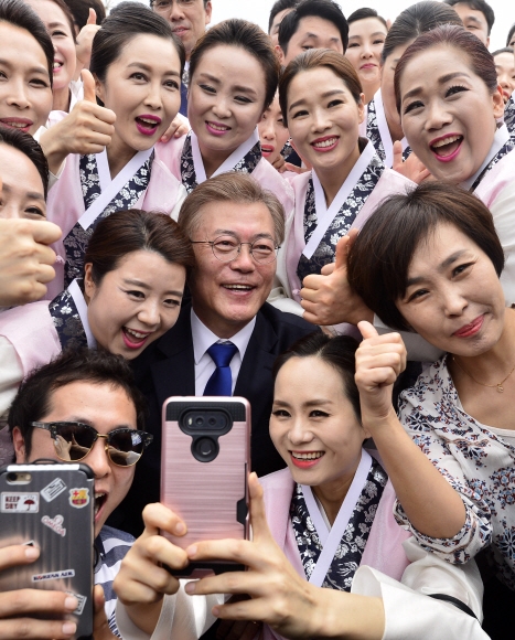 문재인 대통령이 31일 오전 전북 군산시 새만금 신시도에서 열린 제22회 바다의날 기념식에서 행사를 끝난후  공연팀과 셀카 촬영을 하고 있다. 2017. 05. 31 청와대사진기자단