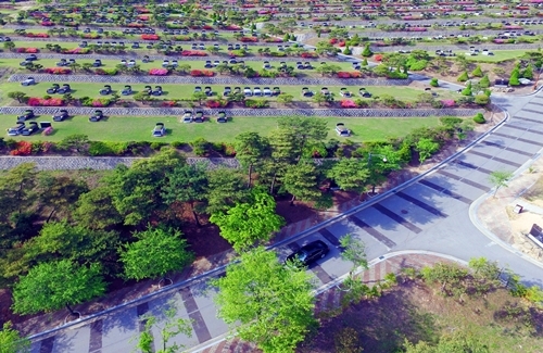 추모공원은 특별한 관리 없이도 깔끔함이 오래 지속될 수 있는 최신식 설비가 갖춰져 있는 가운데 묘지에 녹지를 비롯해 다양한 문화시설을 조성해 힐링과 휴식의 공간으로도 이용할 수 있다.