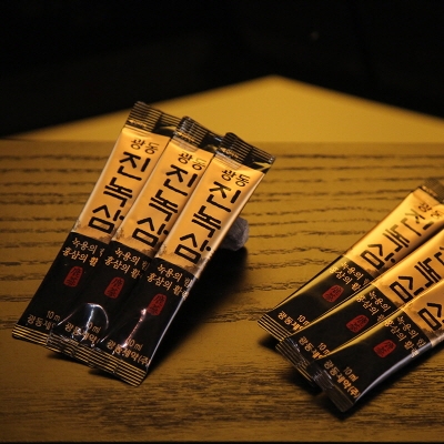 54년 전통의 광동제약이 개발한 광동 진녹삼은 천혜 환경의 뉴질랜드산 녹용 전지와 국내산 6년근 홍삼과 함께 자체 개발한 12종 추출물(당귀, 황기, 천궁, 작약, 복령, 삽주, 건생강, 인삼, 숙지황, 대추, 계피, 감초)을 넣은 프리미엄 제품이다.