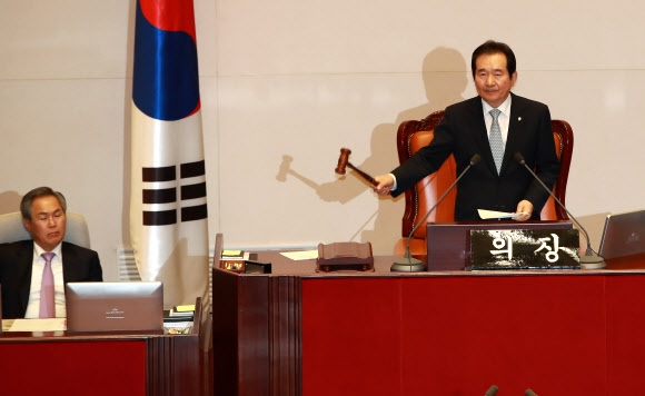 한국당 불참 속 이낙연 총리 임명동의안 가결