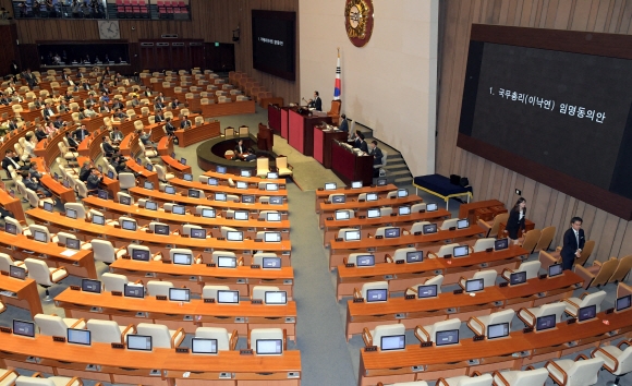 31일 자유한국당의원들이 퇴장한 가운데 열린 국회 본회의에서 국무총리인준안이 표결 처리 되고 있다.2017.05.31   이종원 선임기자 jongwon@seoul.co.kr