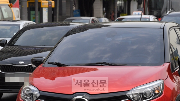 짙은 선팅을 해 내부가 보이지 않는 차들이 31일 오전 서울 광화문 세종대로를 달리고 있다. 선팅으로 인해 차 앞 10m 거리에서 운전자를 식별할 수 없으면 불법이다. 도준석 기자 pado@seoul.co.kr