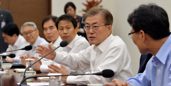 문재인(오른쪽 두번째) 대통령이 지난 1일 청와대 여민관에서 열린 수석보좌관회의에서 모두발언을 하고 있다. 안주영 기자 jya@seoul.co.kr