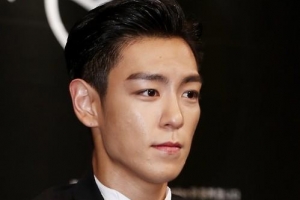 외박 떠났던 탑, 모자 푹 눌러쓰고 강남서로 복귀