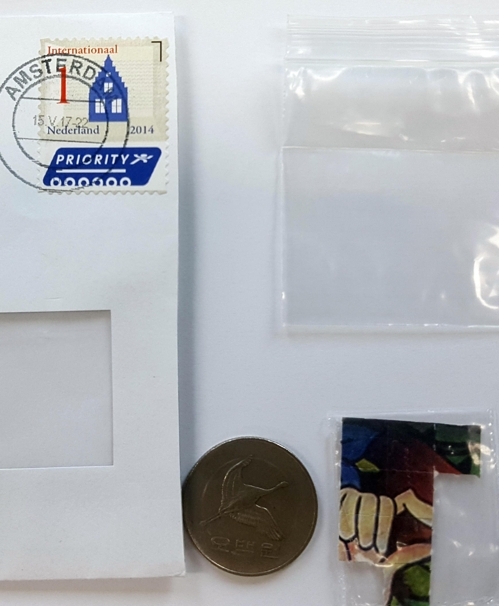 검찰에 적발된 LSD 스티커 마약500원짜리 동전 오른쪽이 스티커 마약. 연합뉴스