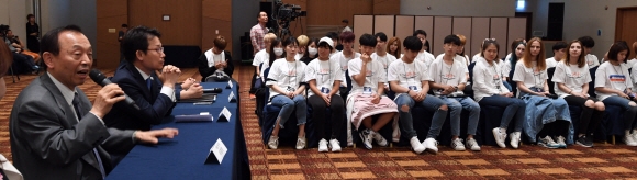 1일 강원도 평창 알펜시가 포레스트홀에서 열린 한류 토크콘서트에 참석한 본사 이경형 주필이 발언을 하고 있다.  박지환 기자 popocar@seoul.co.kr