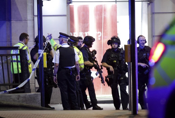3일(현지시간) 저녁 영국 런던 시내 중심부의 런던브리지에서 승합차 한 대가 인도로 돌진하고 인근 버러마켓에선 흉기 테러가 발생해 최소 6명이 숨지고 수십 명이 다쳤다고 영국 언론은 보도했다. AP 연합뉴스