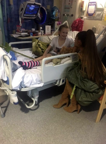 팝가수 아리아나 그란데가 지난 2일(현지시간) 영국 로열 맨체스터 병원 어린이 병동을 방문해 자신의 콘서트에서 발생한 테러로 부상을 당한 어린이들과 만났다.<br>AP 연합뉴스