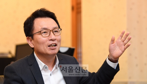 안호상 국립중앙극장장은 “예술을 전공하지 않은 것이 오히려 33년간 문화행정 전문가로 활약하는 데 장점이 됐다”고 말했다. 손형준 기자 boltagoo@seoul.co.kr