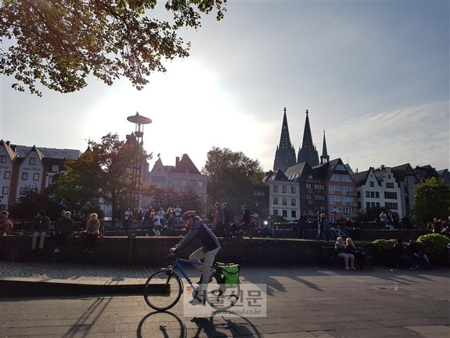독일 경제 성장의 상징인 라인강 옆에서 시민들이 늦은 오후 휴식을 취하고 있다.