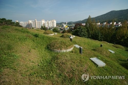 오는 24일 윤달을 앞두고 개장 화장 수요가 급증하고 있다. 연합뉴스