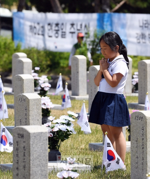 현충일을 하루 앞둔 5일 서울 동작구 국립서울현충원에서 어린이들이 참배하고 있다.  박윤슬 기자 seul@seoul.co.kr