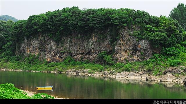 포천 아우라지 베개용암. 한탄강과 영평천이 만나는 강어귀에서 위치한 지질 명소로서 고온의 용암이 흐르다가 찬물(영평천)을 만나 급속하게 식으면서 굳어진 암석이다. 이러한 베개용암은 육지에서 발견되는 경우가 드물어 천연기념물 제542호로 지정됐다. 포천시 제공