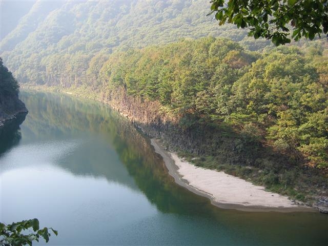멍우리 협곡. ‘한국의 그랜드캐니언’이라 할 만큼 현무암 협곡이 장관을 이루는 곳. 한탄강에 흐른 용암의 형성과정을 가장 잘 보여주는 곳이다.  포천시 제공