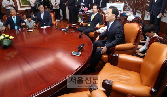 5일 국회의장과 여야 4당 원내대표의 정례 회동이 자유한국당 정우택 원내대표가 불참한 가운데 국회 의장실에서 열리고 있다. 왼쪽부터 국민의당 김동철 원내대표, 더불어민주당 우원식 원내대표, 정세균 국회의장, 바른정당 주호영 원내대표. 이종원 선임기자 jongwon@seoul.co.kr