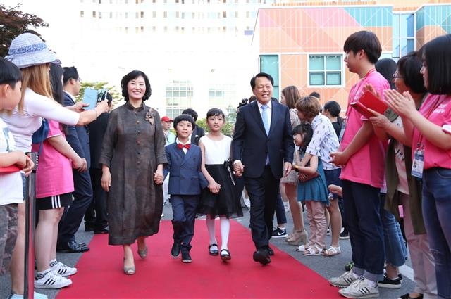 지난 30일 올해로 5회째를 맞은 ‘구로국제어린이영화제’ 폐막식에서 이성 구로구청장이 부인 홍현숙 여사와 함께 레드카펫을 밟고 있다. 구로구 제공