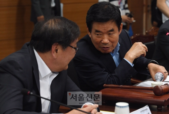 김진표(오른쪽) 국정기획자문위원장이 5일 서울 종로구 금융감독원 연수원에 마련된 국정기획자문위원회에서 열린 전체회의에서 김태년 부위원장과 이야기를 나누고 있다. 최해국 선임기자 seaworld@seoul.co.kr