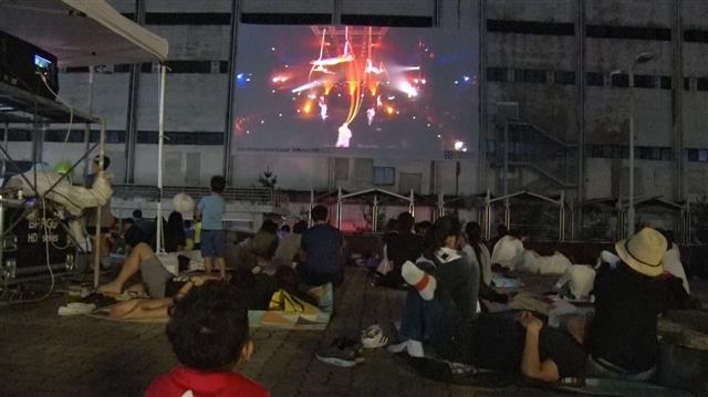 지난해 9월 청주시 상당구 내덕동 옛 연초제조창 앞 광장에서 열린 ‘별과 같이 아트 온(On) 스크린’ 행사. 청주시 제공