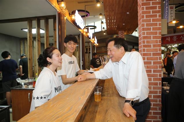 차성수(오른쪽) 금천구청장이 지난 1일 대명여울빛거리시장 청년광장에 문을 연 청년상인들을 격려하고 있다. 금천구 제공
