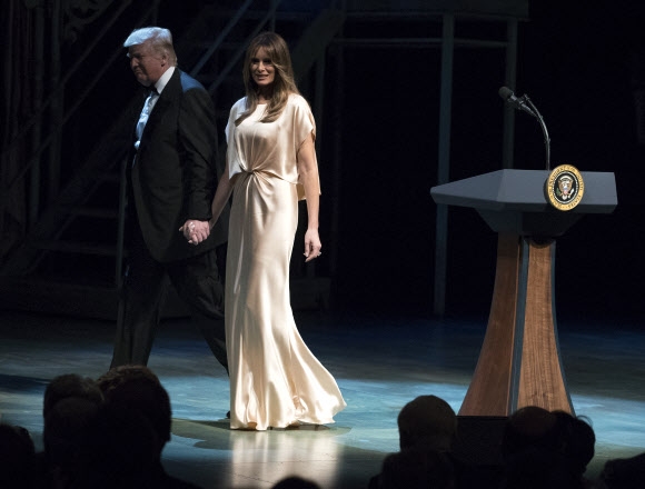 도널드 트럼프 미국 대통령과 영부인 멜라니아가 4일(현지시간) 워싱턴의 포드 극장에서 열린 연례 행사에 참석하고 있다.  AP연합뉴스 