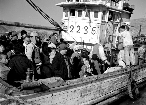 피란민들이 부산에서 배를 타고 거제도로 떠나고 있다.  유엔사진도서관 제공
