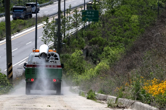 파주 양계농가 ‘AI 방역 작업’