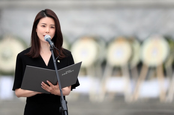 추모시 낭독하는 이보영