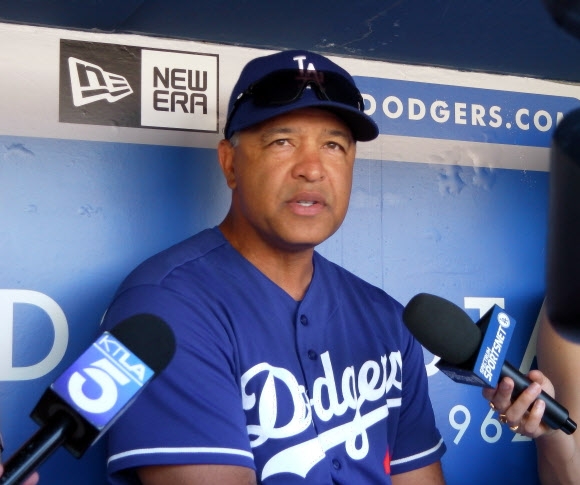 인터뷰하는 데이브 로버츠 LA 다저스 감독