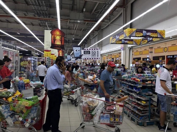 카타르 시민들이 5일(현지시간) 도하의 한 슈퍼마켓에 몰려들어 식료품 등을 사재기하고 있다. 이날 사우디아라비아 등 아랍권 7개국은 카타르의 테러 지원을 이유로 단교 조치를 발표하면서 항공·해상 왕래와 함께 육로 통행을 막았다. 도하 AP 연합뉴스
