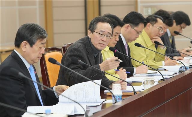 송 지사가 확대간부회의에서 전북 몫 찾기를 강조하고 있다. 전북도 제공